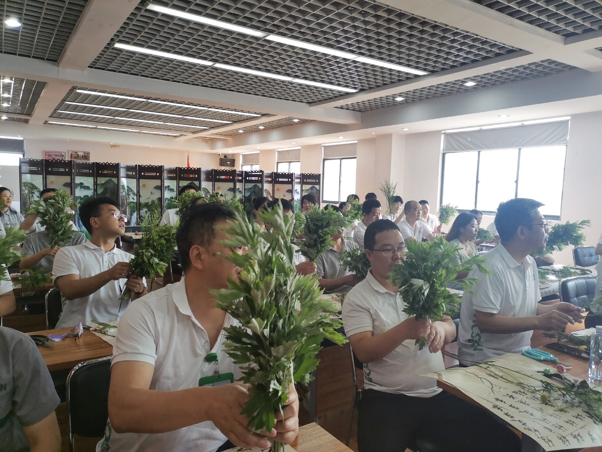 98彩票电源开展“艾草花束送安康”DIY活动